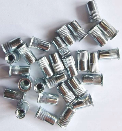 Listwy ogrodzeniowe pionowe szerokie do paneli ogrodzeniowych płotu 153x250cm RD01